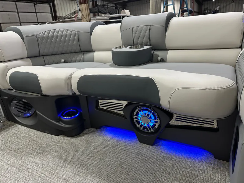 Slide: The Image of Tahoe Cascade 2385 Cruise Rear Bench (CRB) & Honda 4-Stroke EFI 2025 - 38