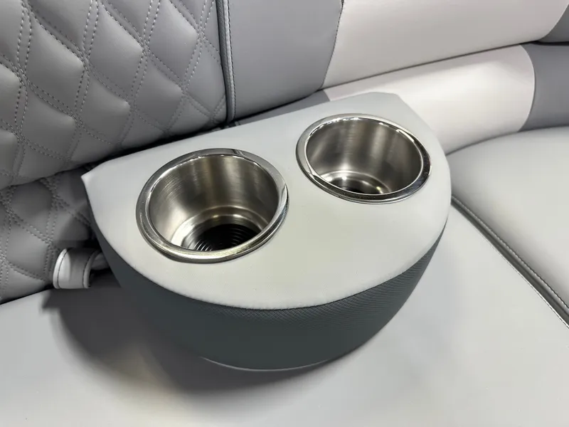 Slide: The Image of Tahoe Cascade 2385 Cruise Rear Bench (CRB) & Honda 4-Stroke EFI 2025 - 39