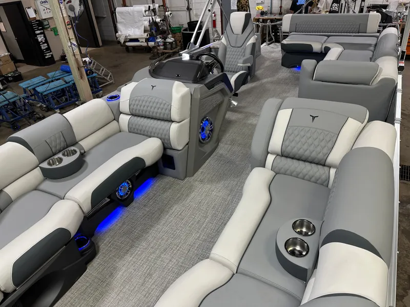 Slide: The Image of Tahoe Cascade 2385 Cruise Rear Bench (CRB) & Honda 4-Stroke EFI 2025 - 40