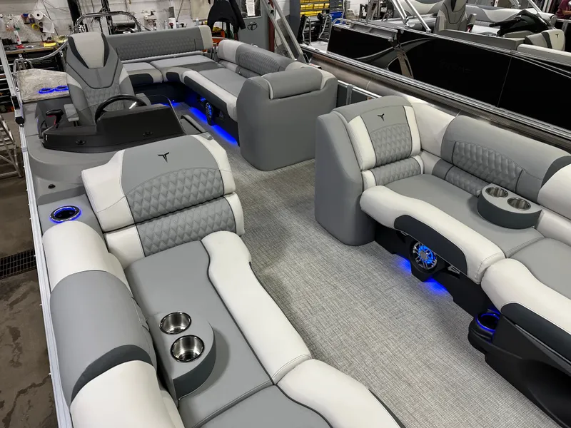 Slide: The Image of Tahoe Cascade 2385 Cruise Rear Bench (CRB) & Honda 4-Stroke EFI 2025 - 41