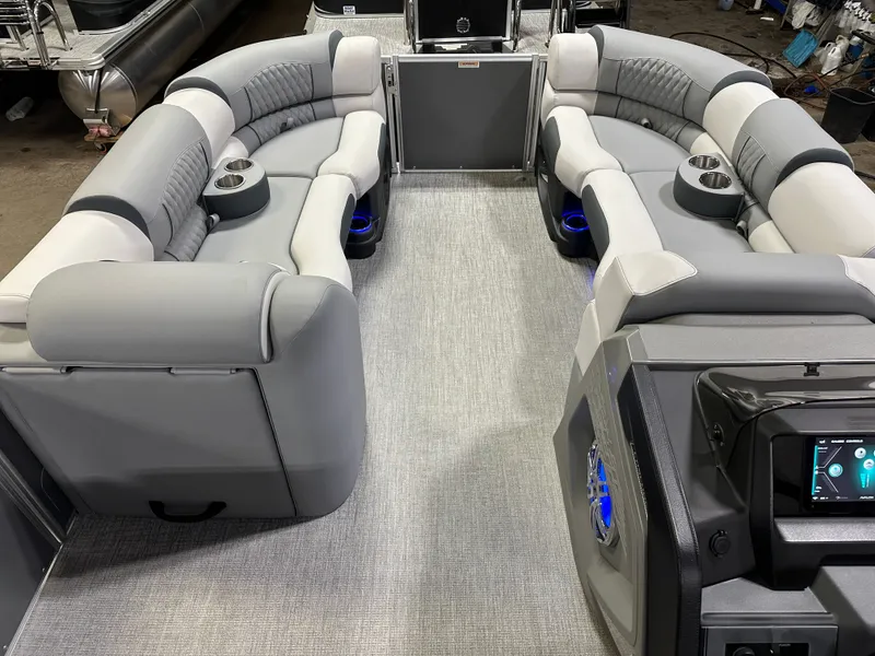 Slide: The Image of Tahoe Cascade 2385 Cruise Rear Bench (CRB) & Honda 4-Stroke EFI 2025 - 43