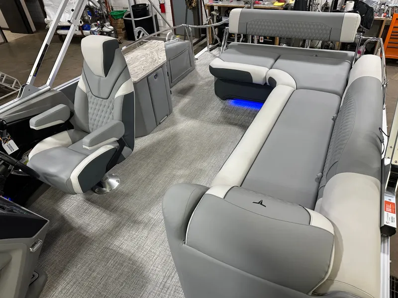 Slide: The Image of Tahoe Cascade 2385 Cruise Rear Bench (CRB) & Honda 4-Stroke EFI 2025 - 44