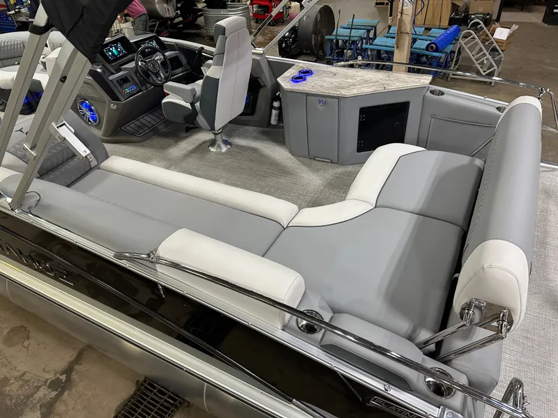 Slide: The Image of Tahoe Cascade 2385 Cruise Rear Bench (CRB) & Honda 4-Stroke EFI 2025 - 5
