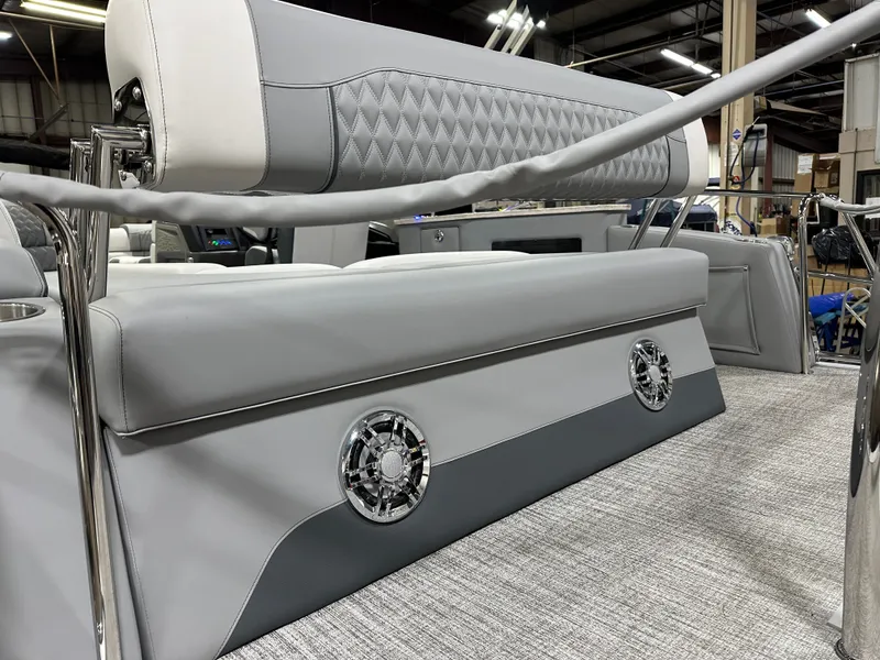 Slide: The Image of Tahoe Cascade 2385 Cruise Rear Bench (CRB) & Honda 4-Stroke EFI 2025 - 51