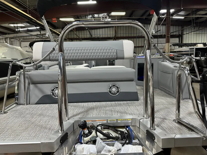 Slide: The Image of Tahoe Cascade 2385 Cruise Rear Bench (CRB) & Honda 4-Stroke EFI 2025 - 54