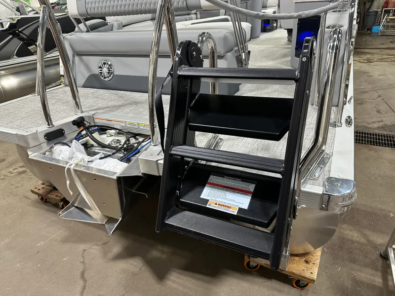 Slide: The Image of Tahoe Cascade 2385 Cruise Rear Bench (CRB) & Honda 4-Stroke EFI 2025 - 55