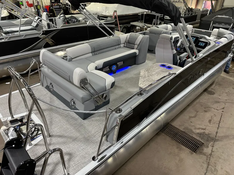 Slide: The Image of Tahoe Cascade 2385 Cruise Rear Bench (CRB) & Honda 4-Stroke EFI 2025 - 57