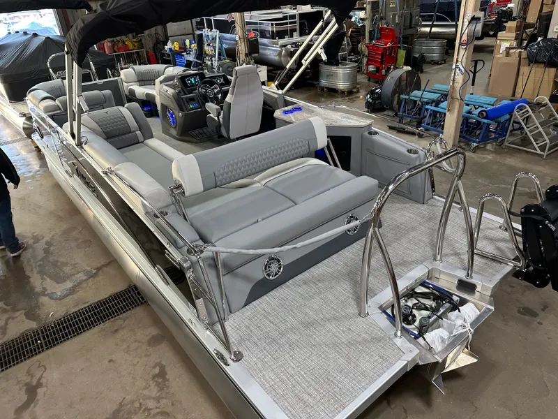 Slide: The Image of Tahoe Cascade 2385 Cruise Rear Bench (CRB) & Honda 4-Stroke EFI 2025 - 59