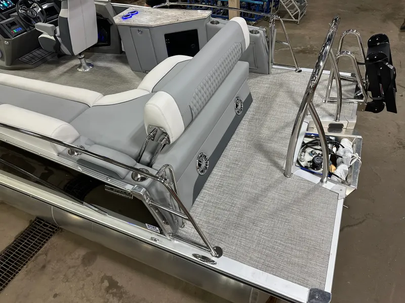 Slide: The Image of Tahoe Cascade 2385 Cruise Rear Bench (CRB) & Honda 4-Stroke EFI 2025 - 6