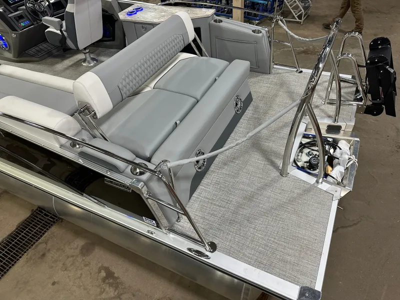 Slide: The Image of Tahoe Cascade 2385 Cruise Rear Bench (CRB) & Honda 4-Stroke EFI 2025 - 7