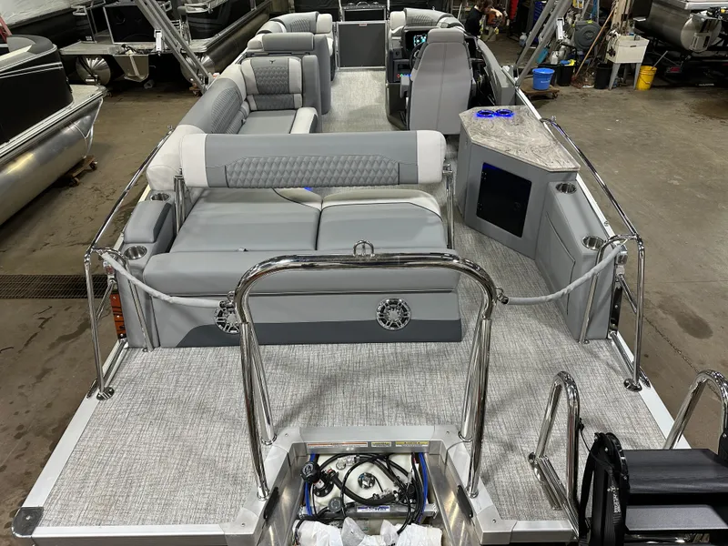 Slide: The Image of Tahoe Cascade 2385 Cruise Rear Bench (CRB) & Honda 4-Stroke EFI 2025 - 8