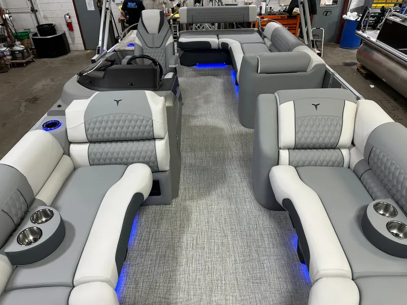 Slide: The Image of Tahoe Cascade 2385 Cruise Rear Bench (CRB) & Honda 4-Stroke EFI 2025 - 9