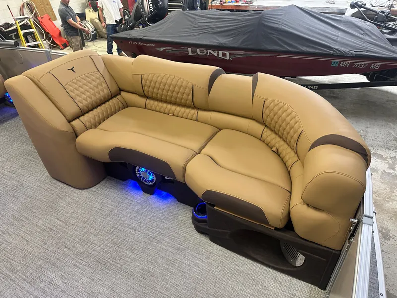 Slide: The Image of Tahoe Cascade 2385 Quad Lounge & Honda 4-Stroke EFI 2025 - 10