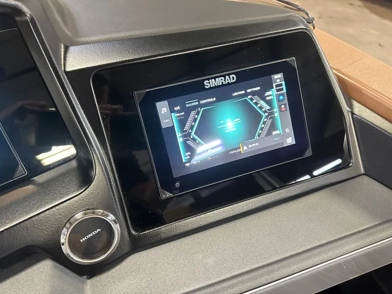 Slide: The Image of Tahoe Cascade 2385 Quad Lounge & Honda 4-Stroke EFI 2025 - 17