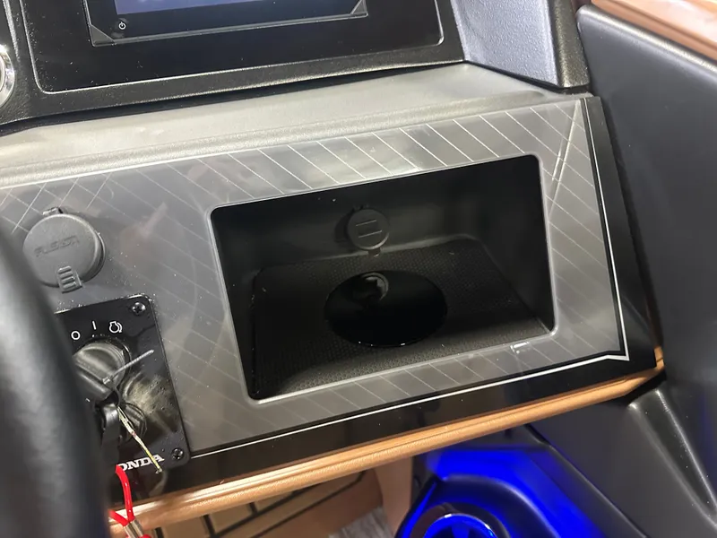 Slide: The Image of Tahoe Cascade 2385 Quad Lounge & Honda 4-Stroke EFI 2025 - 18