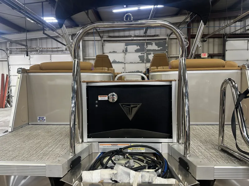 Slide: The Image of Tahoe Cascade 2385 Quad Lounge & Honda 4-Stroke EFI 2025 - 40