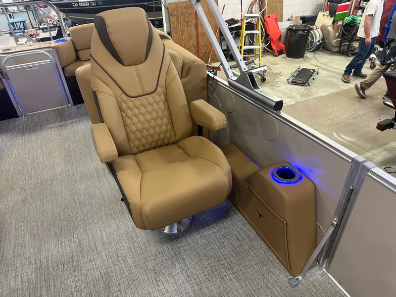 Slide: The Image of Tahoe Cascade Quad Lounge 2385 & 4-Stroke 2025 - 11
