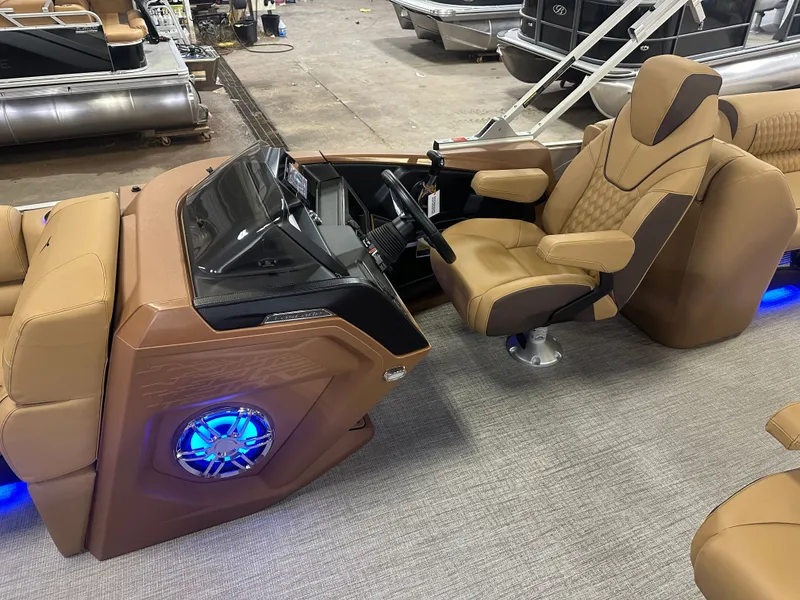 Slide: The Image of Tahoe Cascade Quad Lounge 2385 & 4-Stroke 2025 - 12
