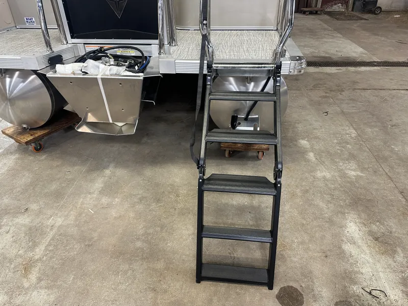 Slide: The Image of Tahoe Cascade Quad Lounge 2385 & 4-Stroke 2025 - 39