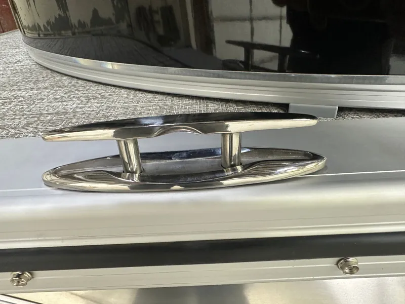 Slide: The Image of Tahoe Cascade Quad Lounge 2385 & 4-Stroke 2025 - 45