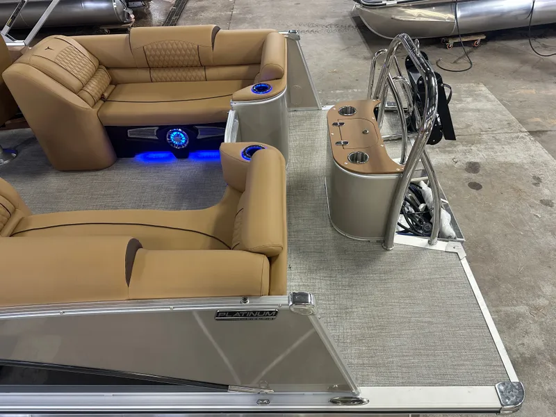 Slide: The Image of Tahoe Cascade Quad Lounge 2385 & 4-Stroke 2025 - 6