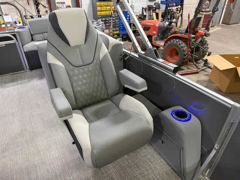 Slide: The Image of Tahoe Cascade 2385 Quad Lounge & Honda 4-Stroke EFI 2025 - 10