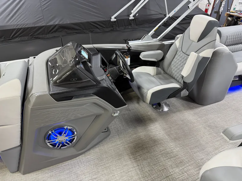 Slide: The Image of Tahoe Cascade 2385 Quad Lounge & Honda 4-Stroke EFI 2025 - 11
