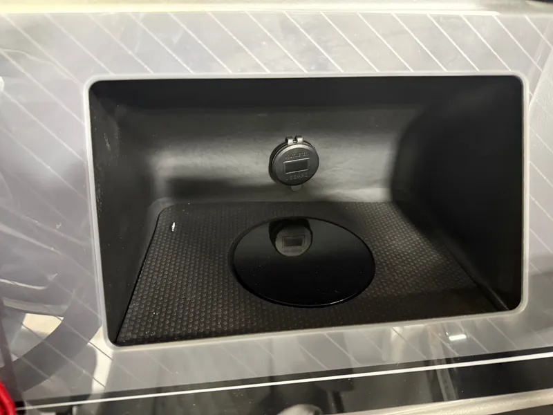 Slide: The Image of Tahoe Cascade 2385 Quad Lounge & Honda 4-Stroke EFI 2025 - 17