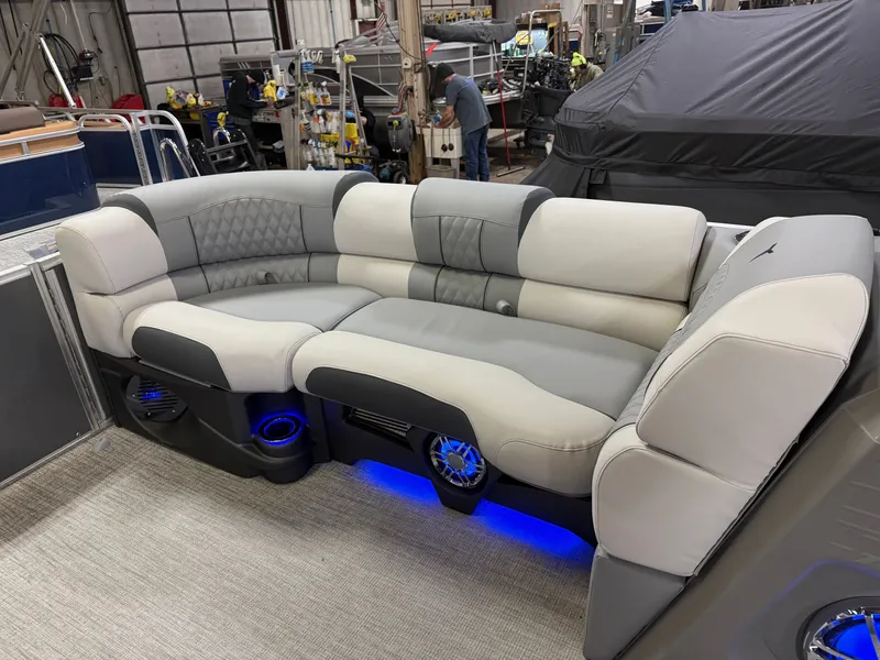 Slide: The Image of Tahoe Cascade 2385 Quad Lounge & Honda 4-Stroke EFI 2025 - 29