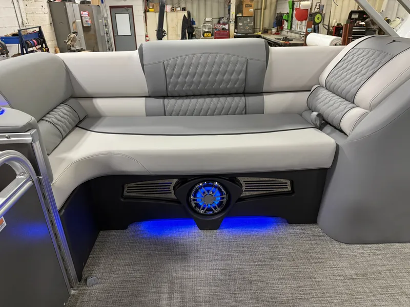 Slide: The Image of Tahoe Cascade 2385 Quad Lounge & Honda 4-Stroke EFI 2025 - 40