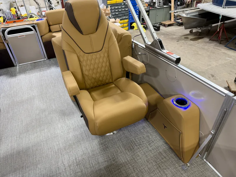 Slide: The Image of Tahoe Cascade 2385 Quad Lounge & Honda 4-Stroke EFI 2025 - 10