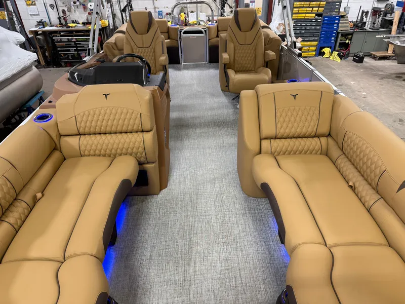 Slide: The Image of Tahoe Cascade Quad Lounge 2385 & 4-Stroke 2025 - 7