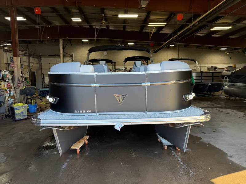 Slide: The Image of Tahoe Cascade 2385 Quad Lounge & Honda 4-Stroke EFI 2025 - 36