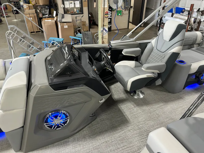 Slide: The Image of Tahoe Cascade 2385 Quad Lounge Shift Flip & Honda 4-Stroke EFI 2025 - 11