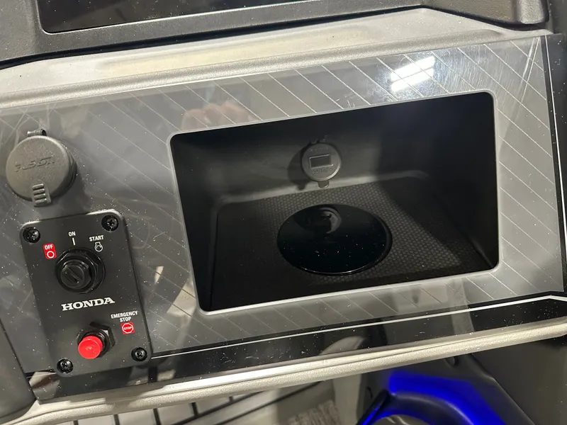 Slide: The Image of Tahoe Cascade 2385 Quad Lounge Shift Flip & Honda 4-Stroke EFI 2025 - 17