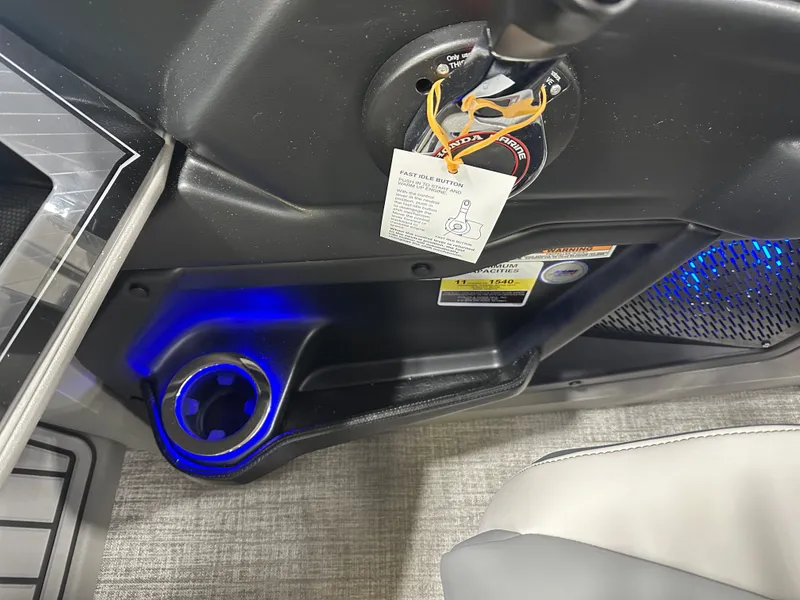 Slide: The Image of Tahoe Cascade 2385 Quad Lounge Shift Flip & Honda 4-Stroke EFI 2025 - 19