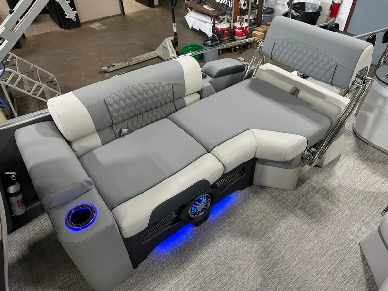 Slide: The Image of Tahoe Cascade 2385 Quad Lounge Shift Flip & Honda 4-Stroke EFI 2025 - 21