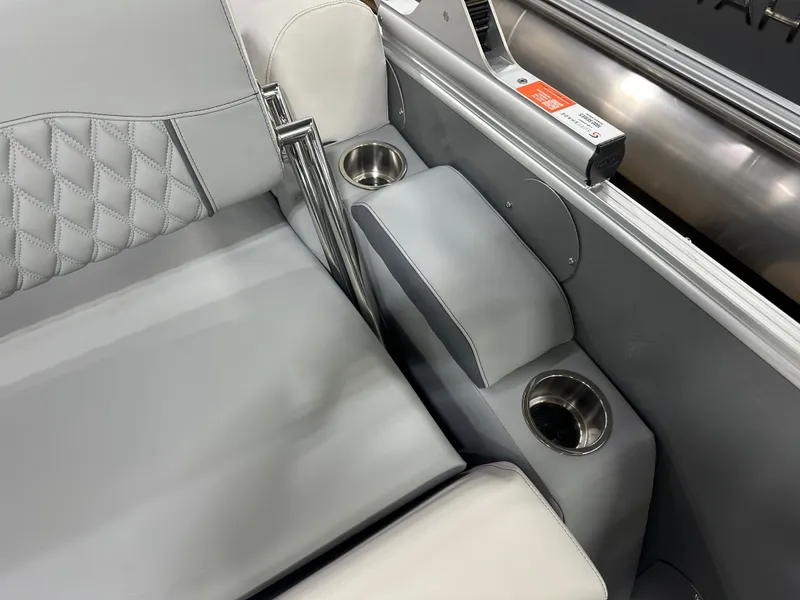 Slide: The Image of Tahoe Cascade 2385 Quad Lounge Shift Flip & Honda 4-Stroke EFI 2025 - 36