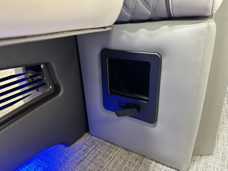 Slide: The Image of Tahoe Cascade 2385 Quad Lounge Shift Flip & Honda 4-Stroke EFI 2025 - 37