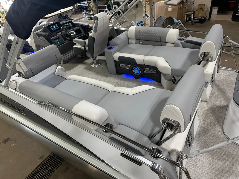 Slide: The Image of Tahoe Cascade 2385 Quad Lounge Shift Flip & Honda 4-Stroke EFI 2025 - 4