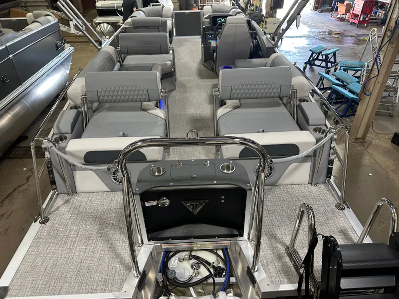 Slide: The Image of Tahoe Cascade 2385 Quad Lounge Shift Flip & Honda 4-Stroke EFI 2025 - 6