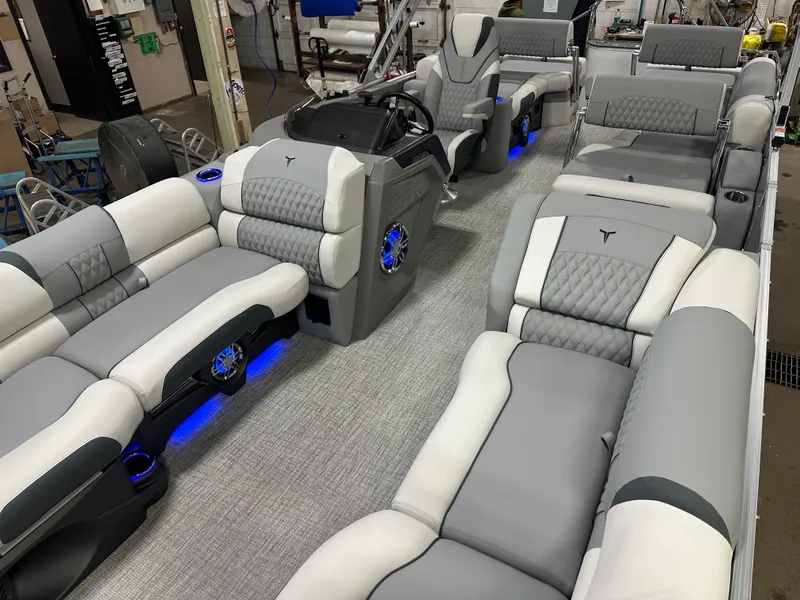 Slide: The Image of Tahoe Cascade QLS 2385 Quad Lounge Shift 2025 - 33