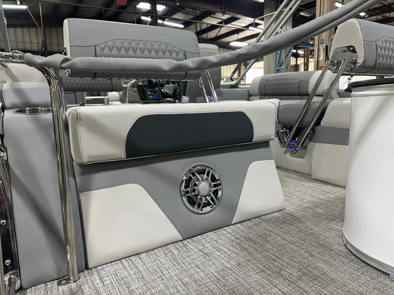 Slide: The Image of Tahoe Cascade QLS 2385 Quad Lounge Shift 2025 - 40