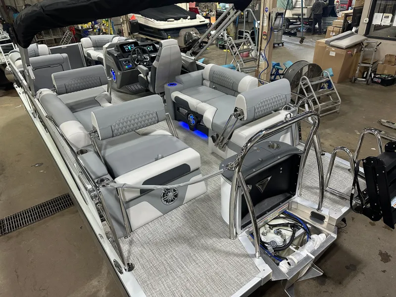 Slide: The Image of Tahoe Cascade QLS 2385 Quad Lounge Shift 2025 - 41