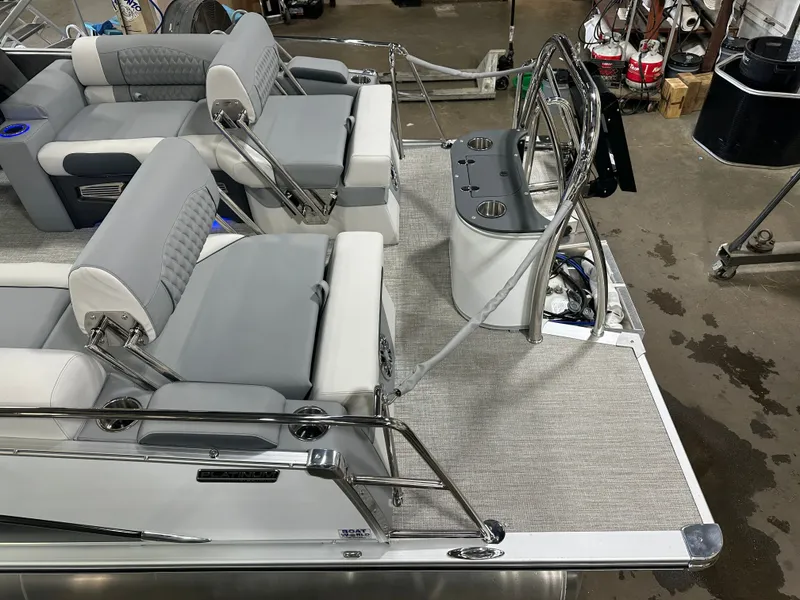 Slide: The Image of Tahoe Cascade QLS 2385 Quad Lounge Shift 2025 - 5