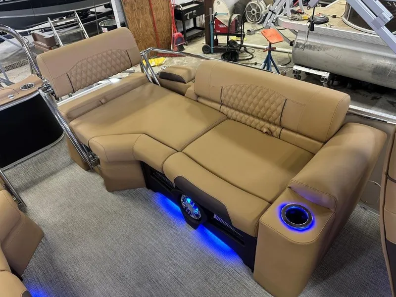 Slide: The Image of Tahoe Cascade QLS 2385 Quad Lounge Shift 2025 - 21