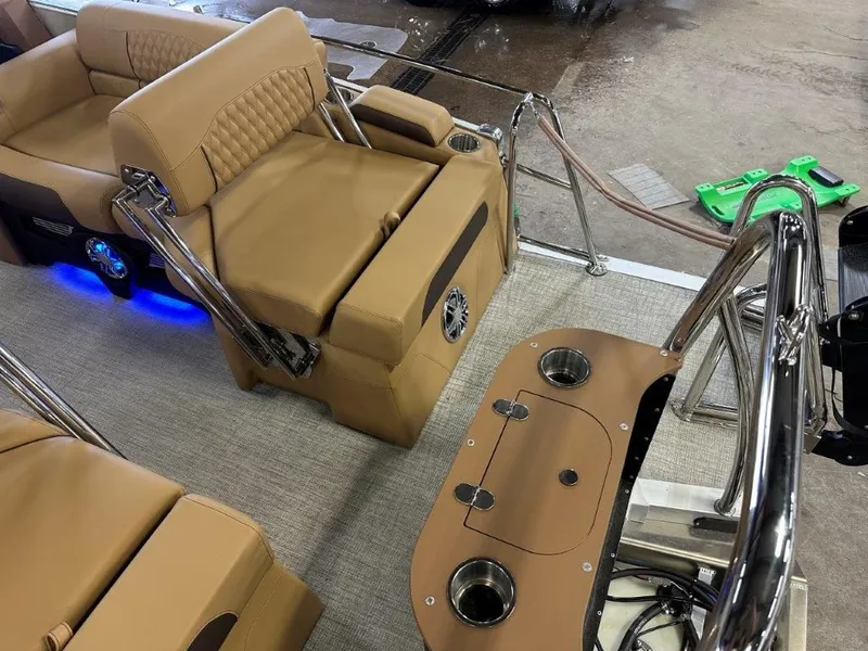 Slide: The Image of Tahoe Cascade QLS 2385 Quad Lounge Shift 2025 - 25