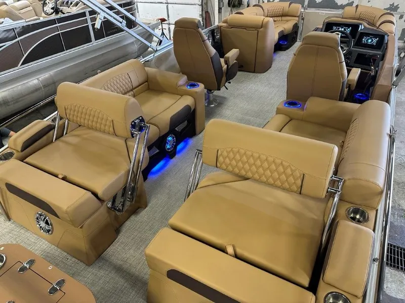 Slide: The Image of Tahoe Cascade QLS 2385 Quad Lounge Shift 2025 - 27