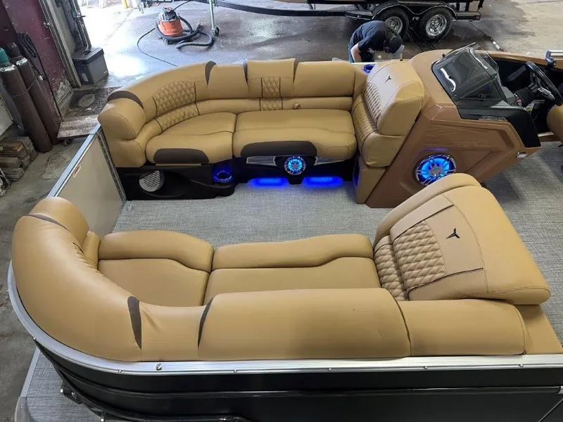 Slide: The Image of Tahoe Cascade QLS 2385 Quad Lounge Shift 2025 - 3