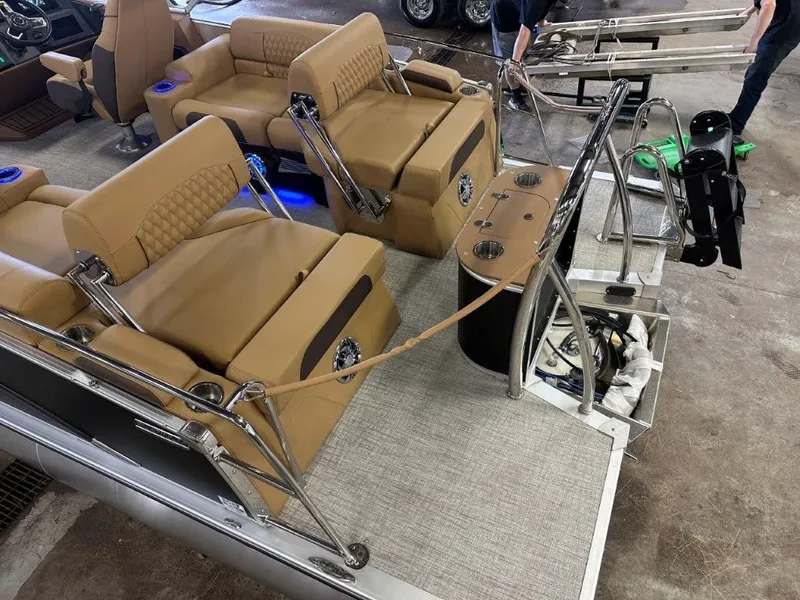 Slide: The Image of Tahoe Cascade QLS 2385 Quad Lounge Shift 2025 - 6